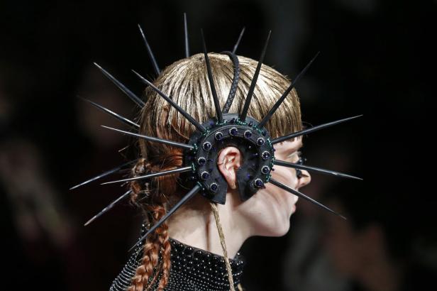 Eine Frau mit einem extravaganten Kopfschmuck aus Stacheln und Ziersteinen.