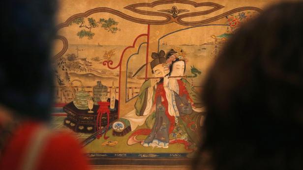 Eine chinesische Malerei zeigt ein Paar, das zusammen Flöte spielt.
