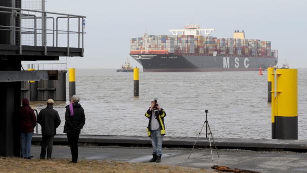Größtes Containerschiff legt erstmals in Deutschland an