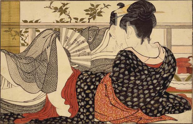 Eine japanische Frau sitzt mit einem Fächer in der Hand und blickt aus dem Fenster.