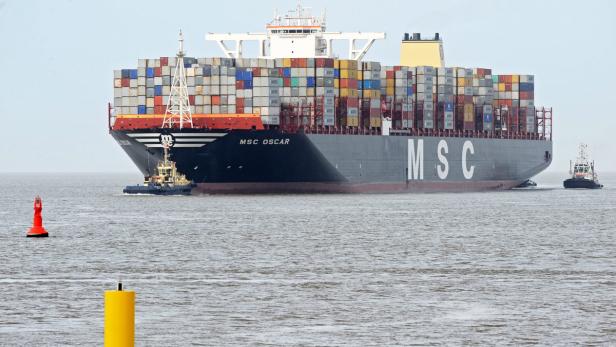 Größtes Containerschiff legt erstmals in Deutschland an