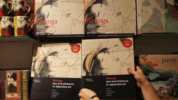 Regale mit Büchern über japanische Kunst, darunter „Shunga: Sex and Pleasure in Japanese Art“.