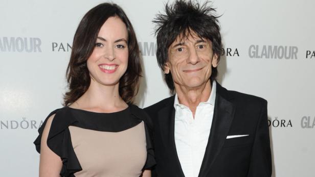 Sally Humphreys und Ronnie Wood posieren zusammen auf einem Event.