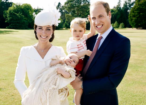 Kate Middleton und Prinz William posieren mit ihren Kindern George und Charlotte im Garten.