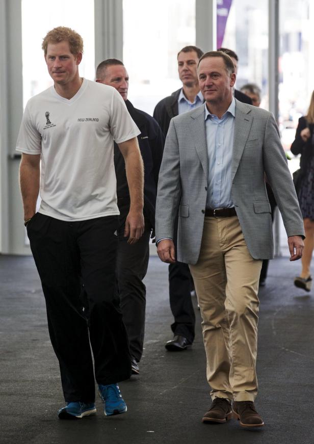 Prinz Harry und John Key gehen zusammen durch einen Raum.