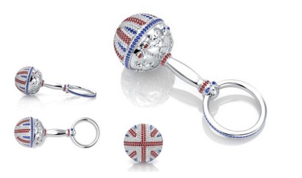 Eine silberne Rassel, verziert mit roten, weißen und blauen Steinen im Design der britischen Flagge.