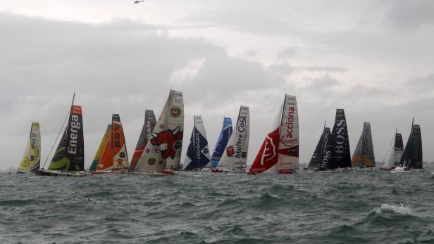 Viele Segelboote nehmen an einem Rennen auf dem Meer teil.