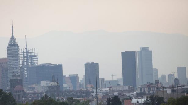Blick auf die Skyline von Mexiko-Stadt mit dem Torre Latinoamericana im Nebel.