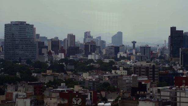 Ein Blick über die Skyline von Mexiko-Stadt an einem trüben Tag.