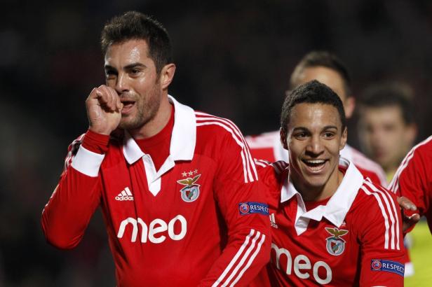 Zwei Fußballspieler von Benfica Lissabon in roten Trikots jubeln.