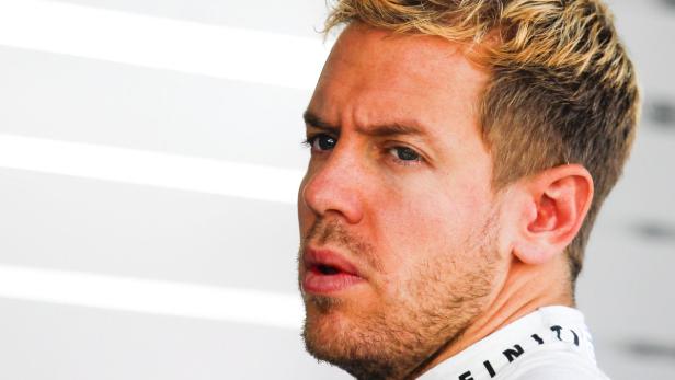 Sebastian Vettel blickt zur Seite.