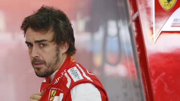 Fernando Alonso im Ferrari-Rennanzug.