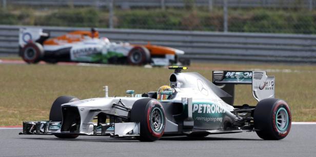 Ein silberner Mercedes-Formel-1-Rennwagen auf einer Rennstrecke.