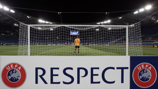 Ein Fußballtor mit dem UEFA-Respekt-Banner im Vordergrund und einem Torwart im Hintergrund.