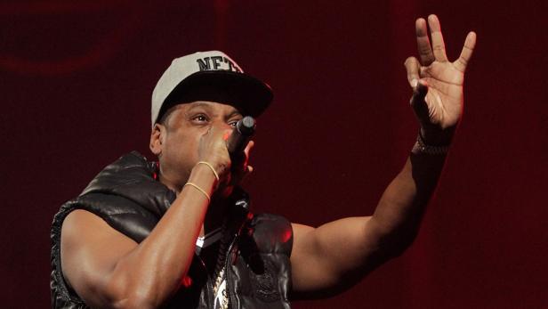 Jay-Z rappt während eines Auftritts auf der Bühne.