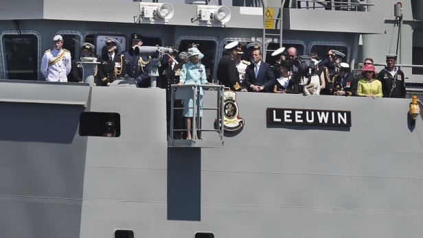 Königin Elisabeth II. und andere Würdenträger auf dem Deck der HMAS Leeuwin.