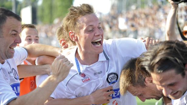 Spieler von Sturm Graz feiern einen Sieg.