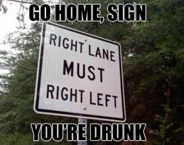 Ein Verkehrsschild mit der Aufschrift „Right lane must right left. You're drunk.“.