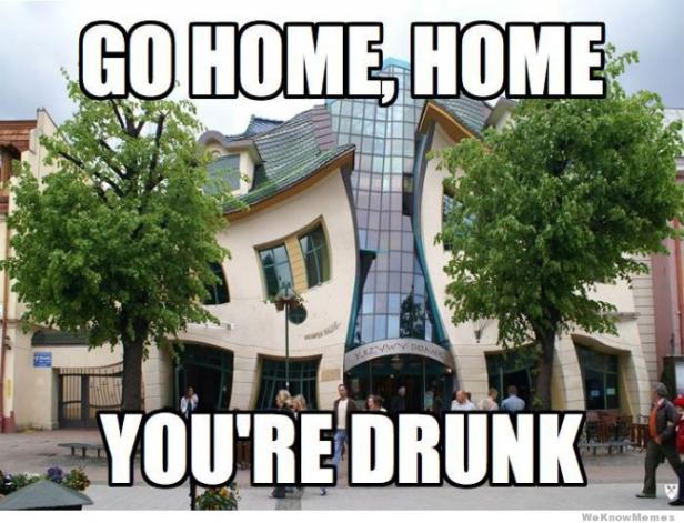 Das Krumme Haus (Krzywy Domek) in Sopot, Polen, mit dem Text „Go home, home, you're drunk“.