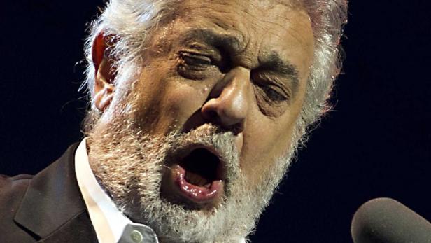 Plácido Domingo singt mit geschlossenen Augen in ein Mikrofon.