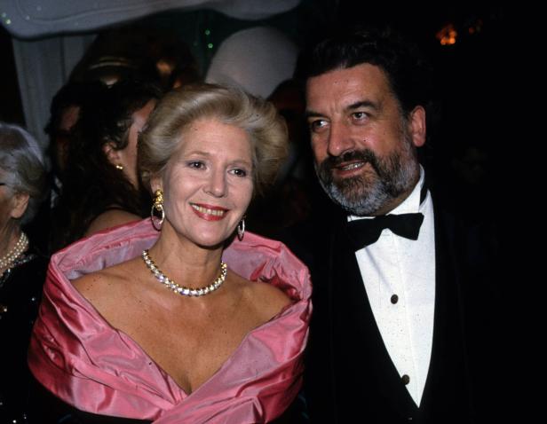 Eine elegant gekleidete Frau mit einem Mann im Smoking.