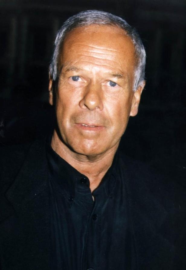Nahaufnahme eines Mannes mit hellen Haaren und blauen Augen.
