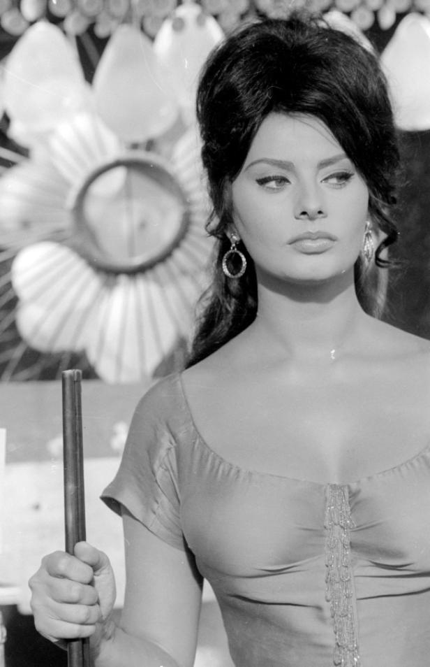 Schwarzweißporträt von Sophia Loren mit hochgesteckten Haaren und Ohrringen.