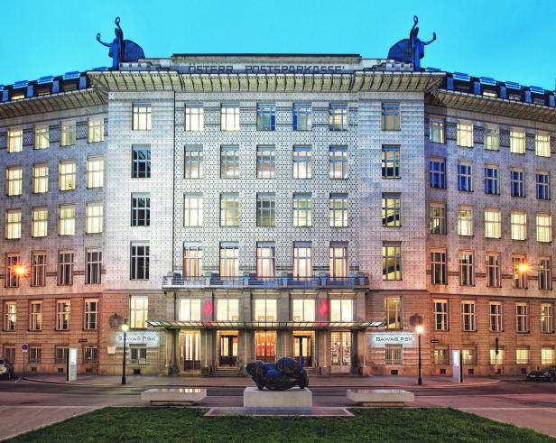 Die Fassade der Österreichischen Postsparkasse in Wien bei Dämmerung.