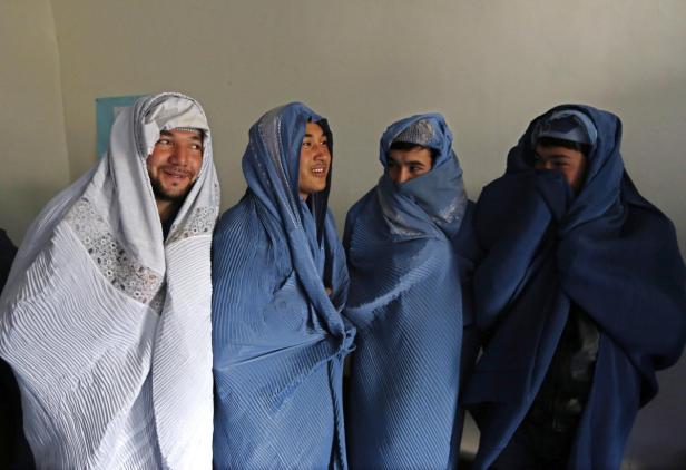 Männer in Burkas für mehr Frauenrechte