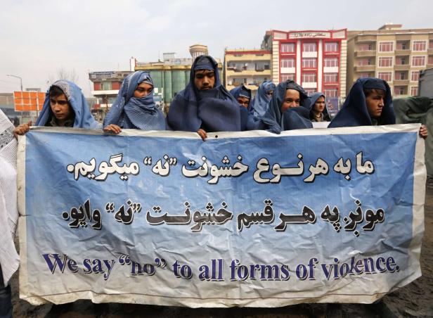 Männer in Burkas für mehr Frauenrechte