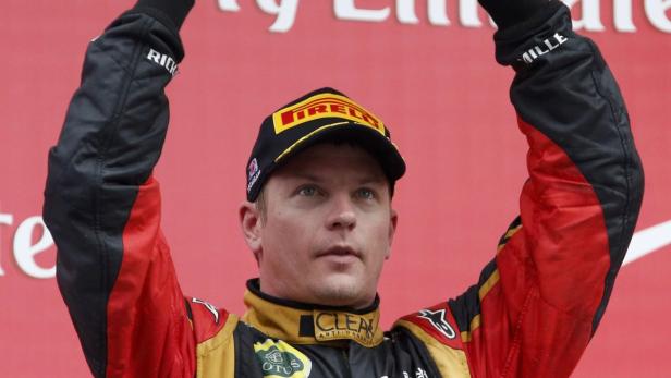 Kimi Räikkönen feiert mit erhobenen Armen einen Sieg.