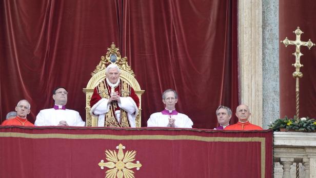 Papst Benedikt XVI. auf einem Balkon mit anderen Würdenträgern.