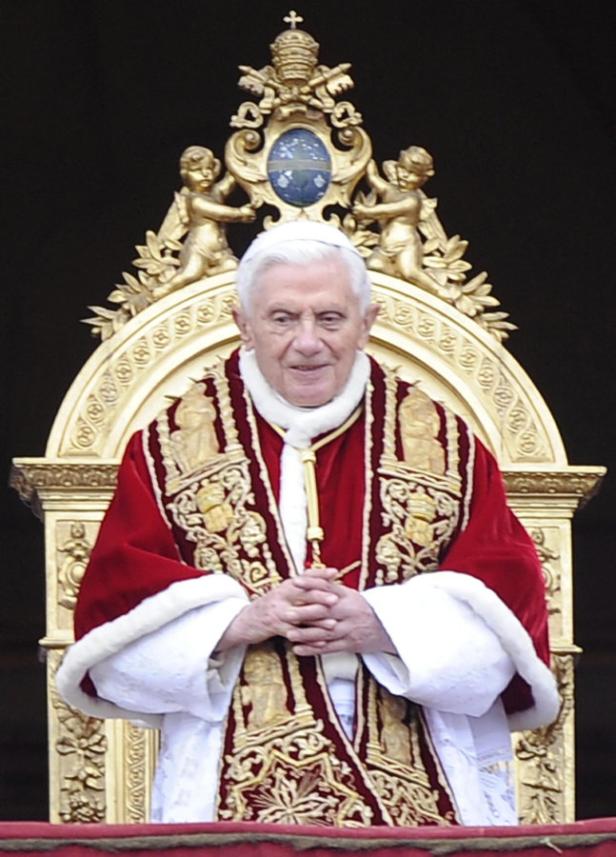 Papst Benedikt XVI. sitzt auf einem goldenen Thron.