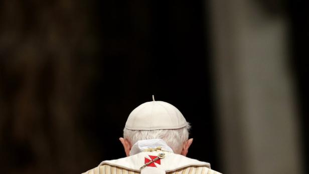 Papst Benedikt XVI. von hinten mit Pileolus und Kreuz.