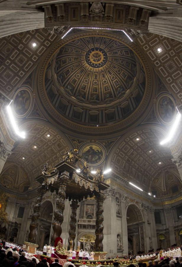 Blick auf den Baldachin und die Kuppel im Petersdom in Rom.