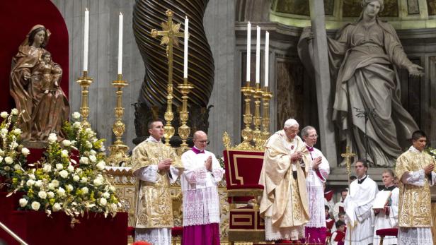 Papst Benedikt XVI. zelebriert eine Messe im Petersdom, umgeben von Geistlichen.