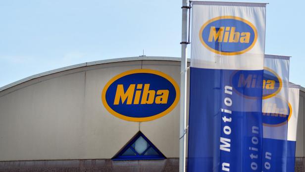 Das Miba-Logo an einem Gebäude und auf mehreren Flaggen.