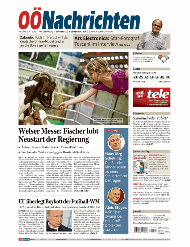 Ein Mädchen füttert eine Ziege auf der Welser Herbstmesse.