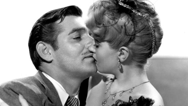 Clark Gable und Lana Turner in einer Filmszene, in der sie sich küssen.