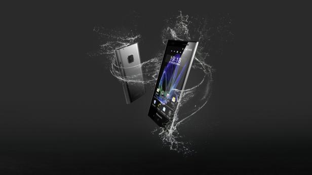 Zwei Smartphones sind von Wasser umgeben.