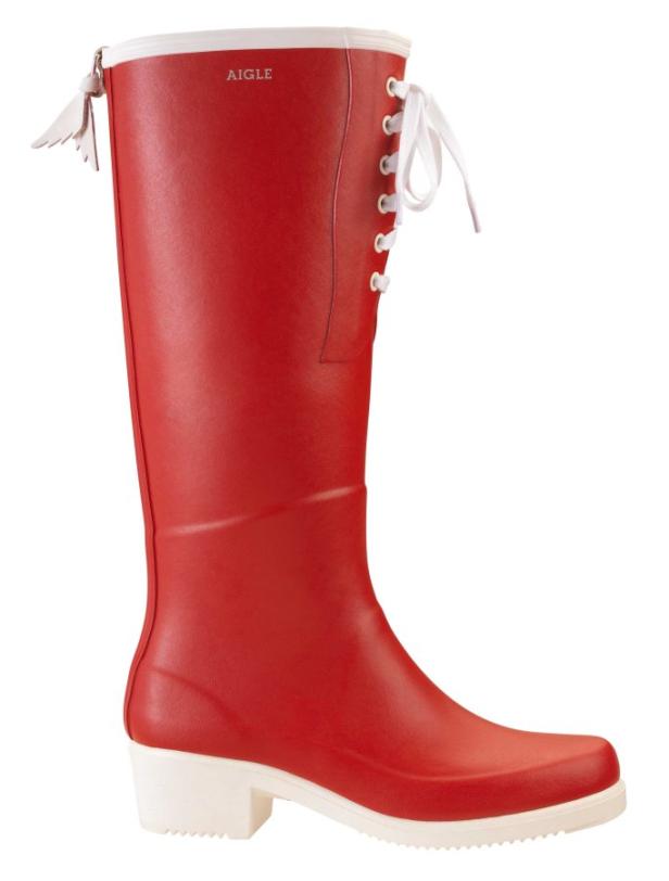 Ein roter Gummistiefel der Marke Aigle mit weißer Sohle und Schnürung.