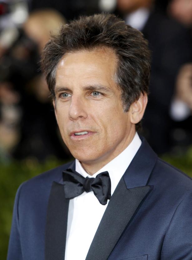 Ben Stiller trägt einen Smoking mit Fliege.