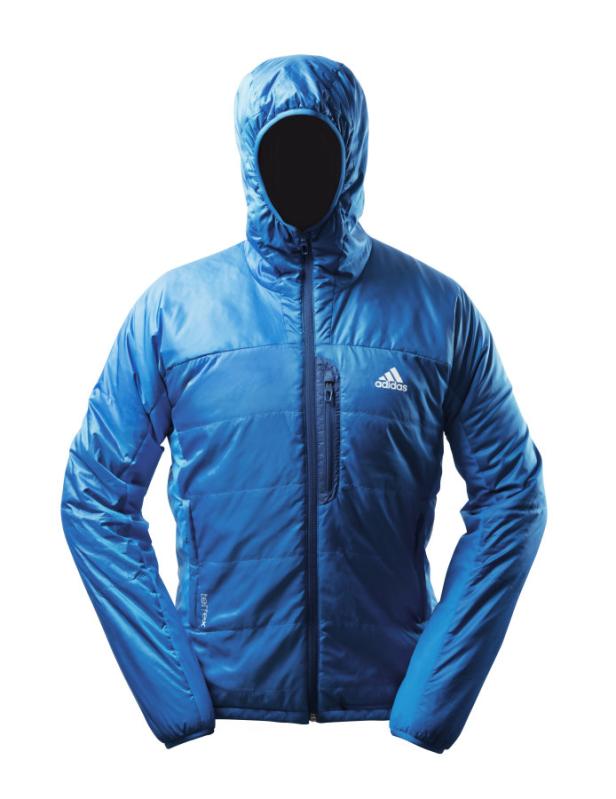 Eine blaue Adidas-Daunenjacke mit Kapuze vor einem weißen Hintergrund.