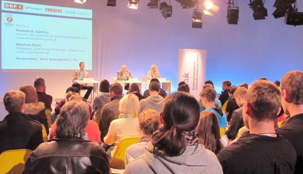 Publikum bei einer Podiumsdiskussion mit Daniela G. Camhy, Manfred Rühl und Alois Schörghuber.