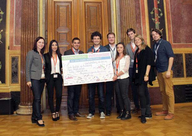 Eine Gruppe junger Leute präsentiert einen „Ideenkatalog für eine faire Arbeitswelt“.