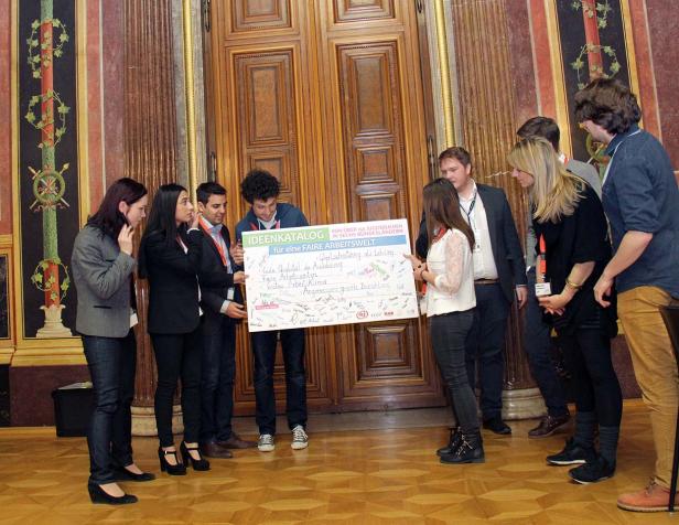 Eine Gruppe junger Leute präsentiert einen „Ideenkatalog für eine faire Arbeitswelt“.