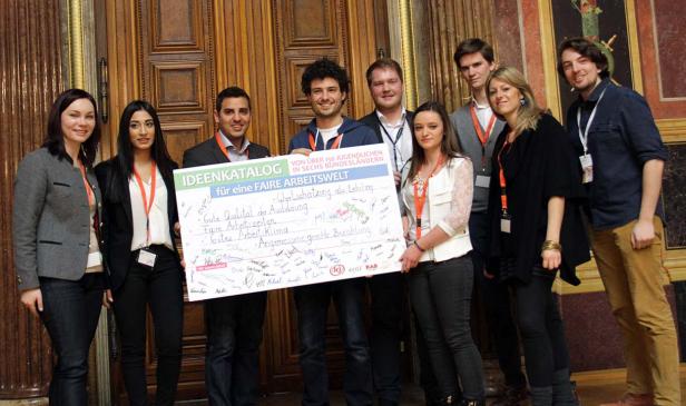 Eine Gruppe junger Leute präsentiert einen „Ideenkatalog für eine faire Arbeitswelt“.