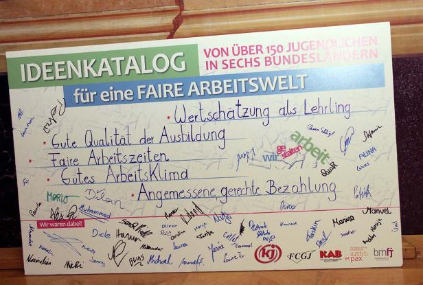 Ein Ideenkatalog für eine faire Arbeitswelt mit Unterschriften von über 150 Jugendlichen.