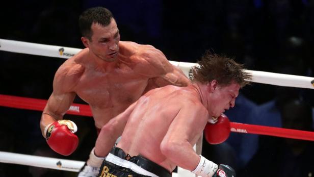 Ein Boxer schlägt seinen Gegner im Ring.