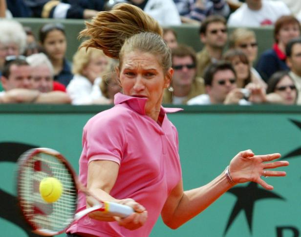 Eine Tennisspielerin schlägt einen Ball während eines Matches.